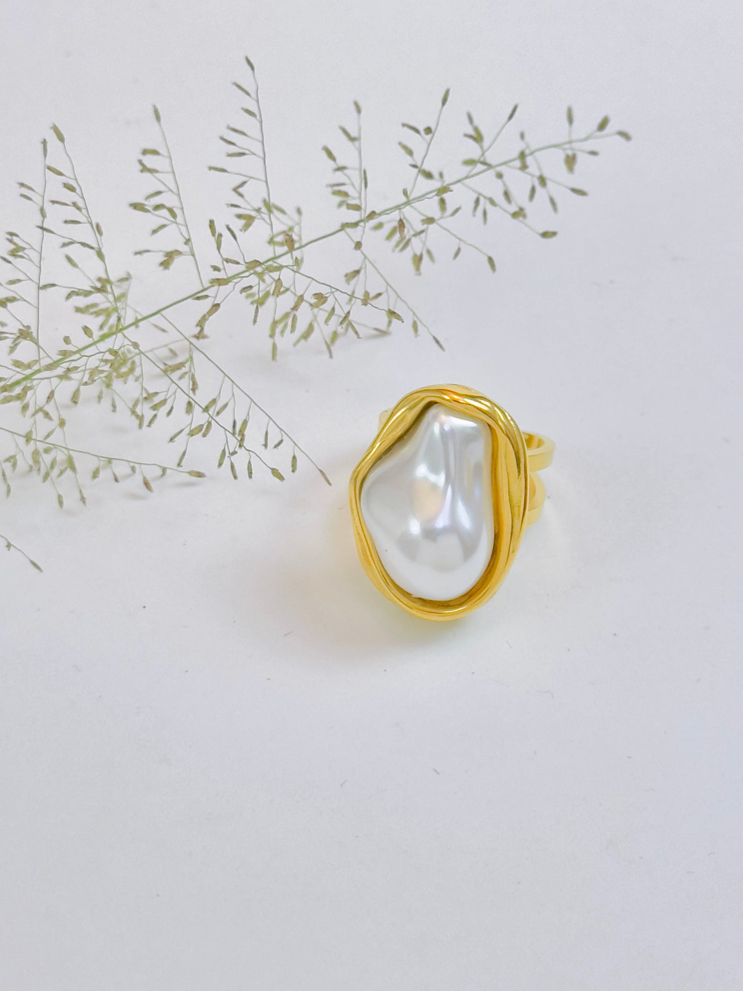 Golden Dewdrop Ring